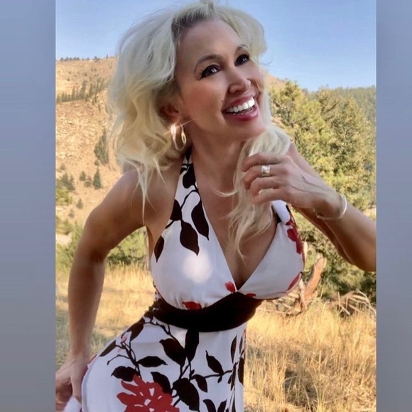 LAVISHLY PARIS - Luxury Apparel Listed at Lowest Price. - Picture 4 of 4